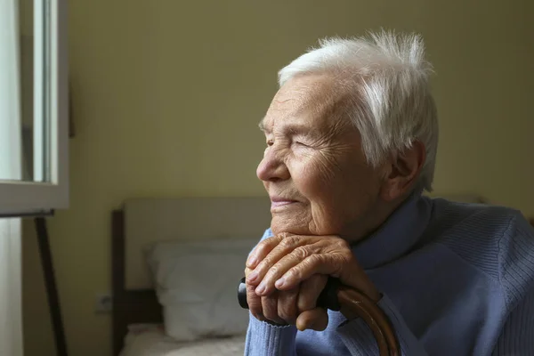 Portret Starszej Kobiety Siedzącej Łóżku Opierającej Się Laskę Starsza Kobieta — Zdjęcie stockowe