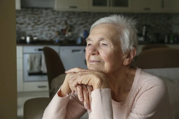 Портрет Пожилой Женщины Одиночестве Дома Старшая Женщина Лет Сидит Диване — стоковое фото
