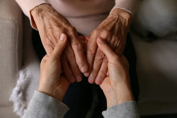 老年妇女和老年女性社会工作者手牵着手被截断的照片 不同年龄的女人彼此安慰 复制空间 — 图库照片
