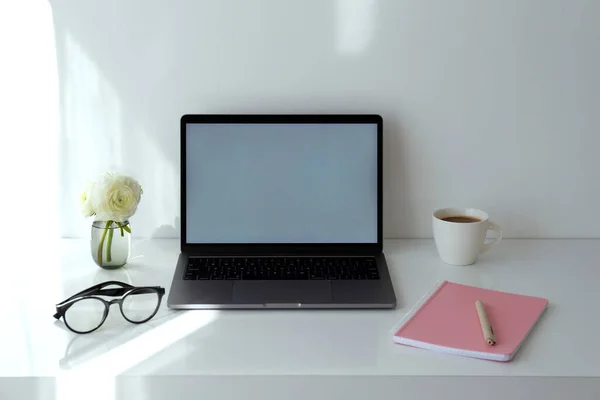 Laptop Tela Branco Bloco Notas Pequeno Vaso Vidro Com Flores — Fotografia de Stock