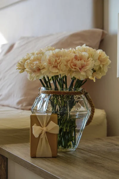 Plan Rapproché Table Chevet Avec Bouquet Pivoines Dans Vase Verre — Photo