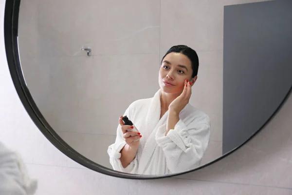 Jeune Femme Portant Peignoir Regardant Miroir Rond Appliquant Des Soins — Photo