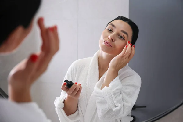 Mulher Jovem Vestindo Roupão Banho Olhando Para Espelho Forma Redonda — Fotografia de Stock