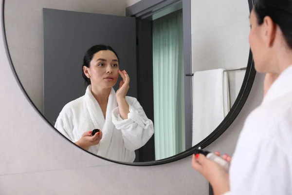 Mulher Jovem Vestindo Roupão Banho Olhando Para Espelho Forma Redonda — Fotografia de Stock