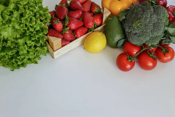 Mesa Cozinha Com Mantimentos Bando Frutas Orgânicas Cruas Diferentes Legumes — Fotografia de Stock