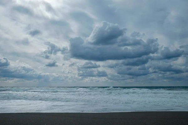 Schöne Meereslandschaft Mit Grauem Bewölkten Himmel Wellenförmigem Meer Meerblick Mit — Stockfoto
