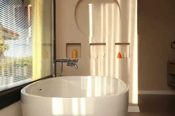Krásná Koupelna Vanou Zdarma Stojící Vanou Přirozeném Slunečním Světle Zavřít — Stock fotografie