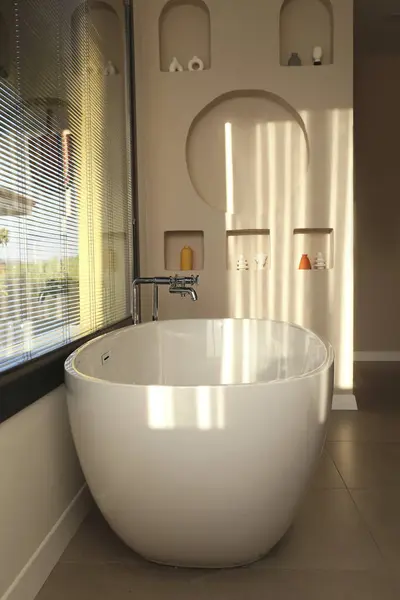 美丽的浴室 有一个自由站立的浴缸在自然的阳光下 复制文本的空间 — 图库照片