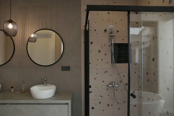 Moderní Interiér Koupelny Oválným Umyvadlem Kulatým Zrcadlem Nahoře Závěsným Svítidlem — Stock fotografie