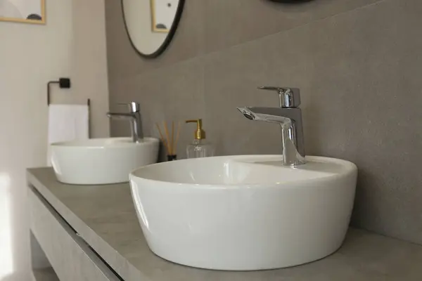 Modern Belső Fürdőszoba Két Mosogató Kerek Tükrök Törölközők Piperecikkek Fehér — Stock Fotó