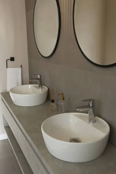 Moderní Interiérová Koupelna Dvěma Dřezy Kulatými Zrcadly Ručníky Toaletními Potřebami — Stock fotografie
