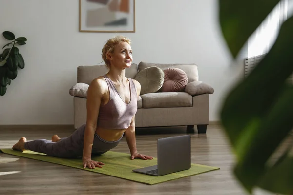 Sportliche Erwachsene Frau Die Yoga Einem Online Kurs Unterrichtet Sportliche — Stockfoto
