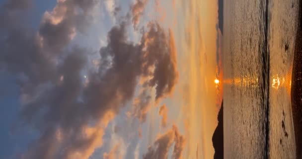 Pionowe Wideo Piękny Zachód Słońca Nad Morzem Oświetlający Chmury Klip Wideo