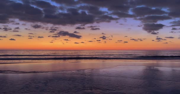 Spokojny Ocean Odzwierciedlający Piękny Gradient Zachodu Słońca Wideo Stockowe