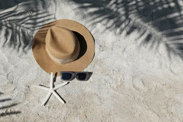 ความร กในฤด หมวกฟางและแว นแดดบนชายหาดทราย ดลอกพ าหร อความ ภาพสต็อก