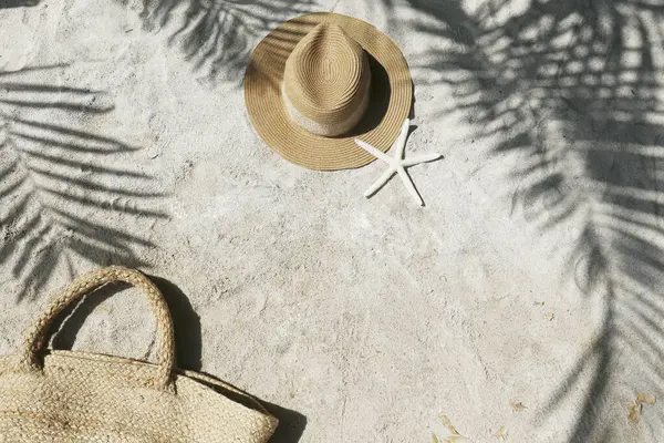 ความร กในฤด หมวกฟางและกระเป าชายหาดบนทรายส ขาวท สวยงาม ดลอกพ าหร อความ รูปภาพสต็อกที่ปลอดค่าลิขสิทธิ์