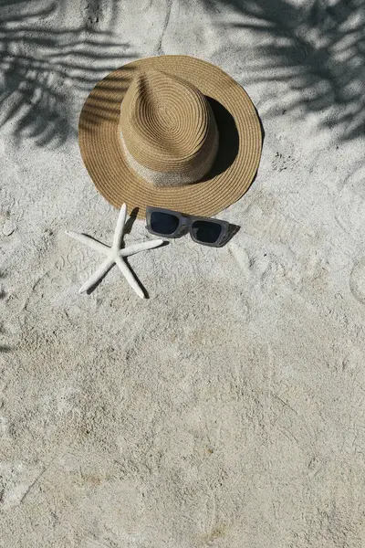 Sommervibrationer Halm Hat Solbriller Sandstrand Kopier Plads Til Tekst Royaltyfrie stock-fotos