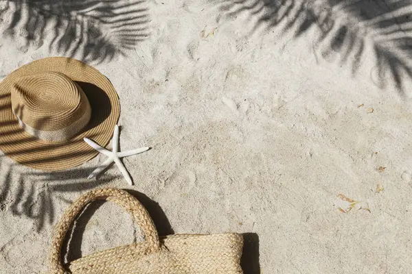 Sommervibrationer Halm Hat Strand Taske Smuk Hvidt Sand Kopier Plads Stock-foto