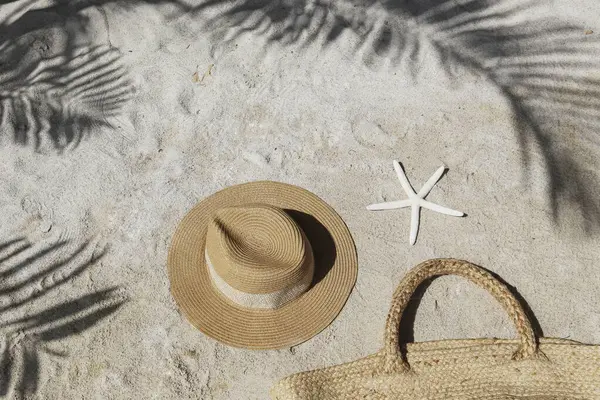 ความร กในฤด หมวกฟางและกระเป าชายหาดบนทรายส ขาวท สวยงาม ดลอกพ าหร อความ ภาพสต็อก