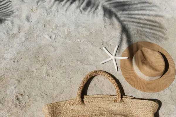 ความร กในฤด หมวกฟางและกระเป าชายหาดบนทรายส ขาวท สวยงาม ดลอกพ าหร อความ รูปภาพสต็อก