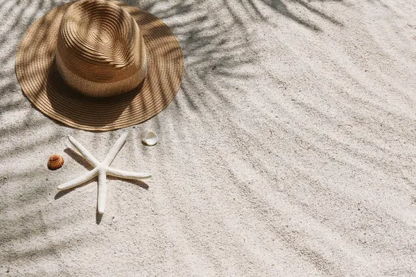 Летние Вибрации Широкий Край Соломенная Шляпа Солнцезащитные Очки Песчаном Пляже Стоковая Картинка