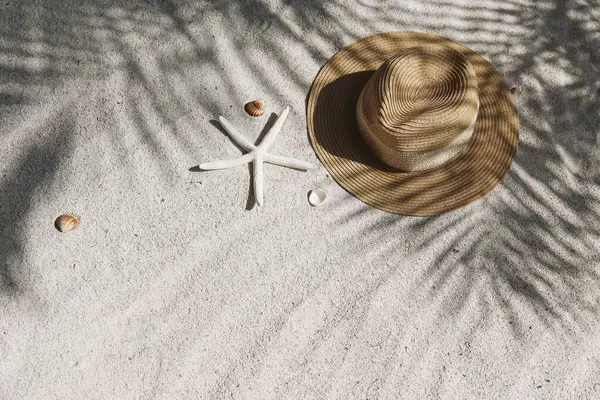 Летние Вибрации Широкий Край Соломенная Шляпа Солнцезащитные Очки Песчаном Пляже Лицензионные Стоковые Изображения