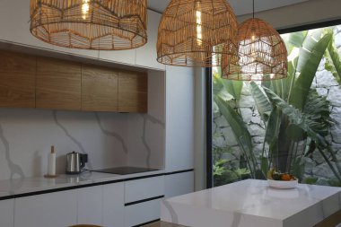 Şık bir mutfak. Avuç içleri manzaralı büyük, güzel pencereleri var. Boşluğu kopyala, arkaplan.