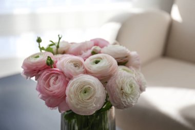 Boş beyaz koltuğun yanında bir buket ranunculus çiçeği yakın, kopyalama alanı, arkaplan.