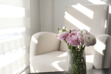 Boş beyaz koltuğun yanında bir buket ranunculus çiçeği yakın, kopyalama alanı, arkaplan.