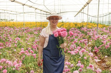 Çiçek kesen makaslı kadın çiftçi. Boşluğu kopyala, arkaplan.