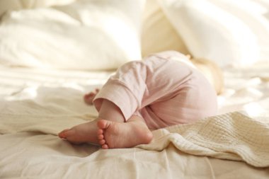 Küçük şirin bebek ayaklarının kırpılmış görüntüsü. Boşluğu kopyala, arkaplan.