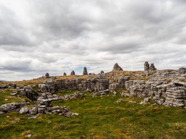 Littondale 'deki Dowkabottom' da Yorkshire Dales Ulusal Parkı 'nda tuhaf taş mağaralar.
