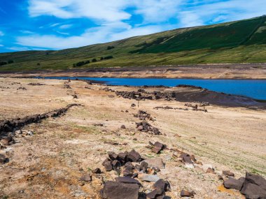 Nidderdale 'deki Scar House rezervuarında kuraklık vardı ve bir zamanlar su altında olan binalar şimdi kuru ve yüksek kaldı..