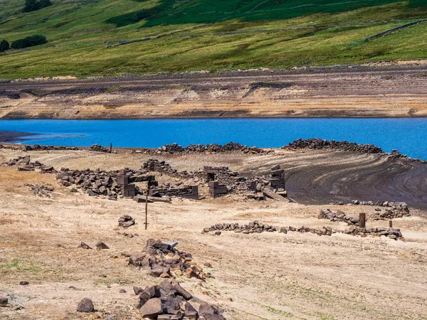 Nidderdale 'deki Scar House rezervuarında kuraklık vardı ve bir zamanlar su altında olan binalar şimdi kuru ve yüksek kaldı..