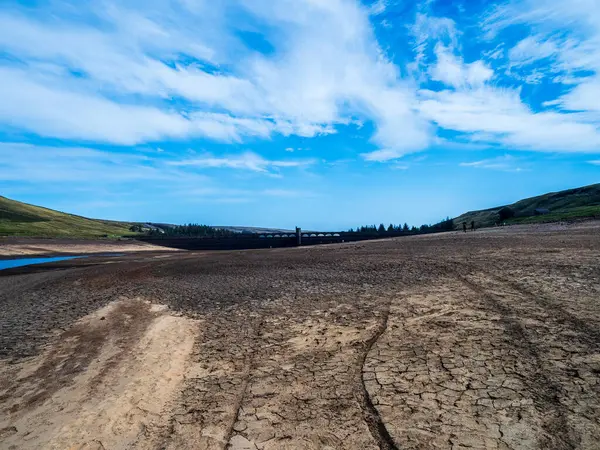 Nidderdale 'deki Scar House rezervuarında kuraklık vardı ve bir zamanlar su altında olan binalar şimdi kuru ve yüksek kaldı..