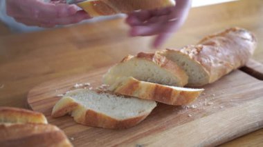 Kadın eli ekmeğin üstüne krem peynir koyuyor. Kahvaltı hazırlıyorum. Yüksek kalite 4k görüntü