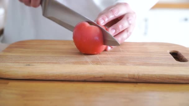 Femme Coupant Des Tomates Sur Planche Découper Bois Préparation Repas — Video