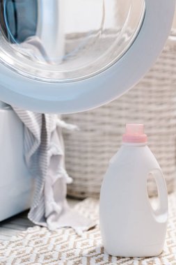 Çamaşır deterjanı ve çamaşır makinesinin yakınındaki kumaş yumuşatıcısı. Çamaşır makinesinde peshtemal havlu. Yüksek kalite fotoğraf