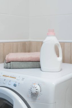 Çamaşır makinesinde jöle, çamaşır deterjanı ve yumuşatıcı, çamaşır makinesinde temiz havlular. Yüksek kalite fotoğraf