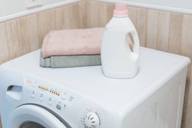 Çamaşır makinesinde jöle, çamaşır deterjanı ve yumuşatıcı, çamaşır makinesinde temiz havlular. Yüksek kalite fotoğraf