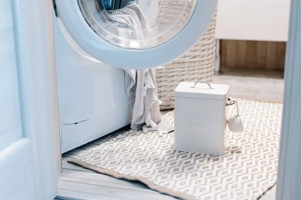 Tvättmedel Tenn Behållare Närheten Tvättmaskin Peshtemal Handduk Tvättmaskin Högkvalitativt Foto — Stockfoto