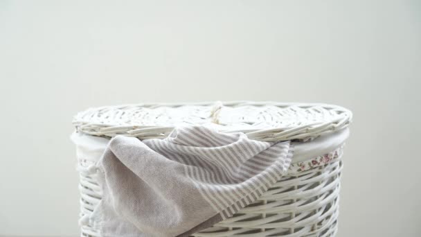 Vrouwelijke Hand Nemen Van Peshtemale Handdoek Uit Wasmand Hoge Kwaliteit — Stockvideo