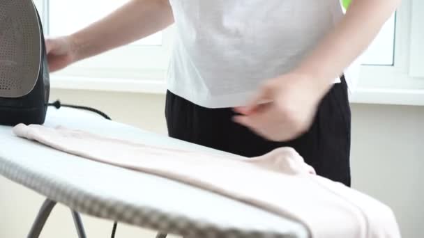 Mujer Planchando Sudadera Con Capucha Rosa Claro Tabla Planchar Tallo — Vídeos de Stock