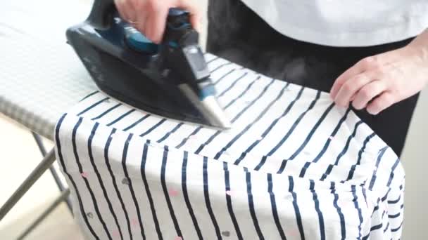 Ütü Masasındaki Çizgili Elbiseleri Ütüleyen Kadın Demirden Sıcak Kökler Elektrikli — Stok video