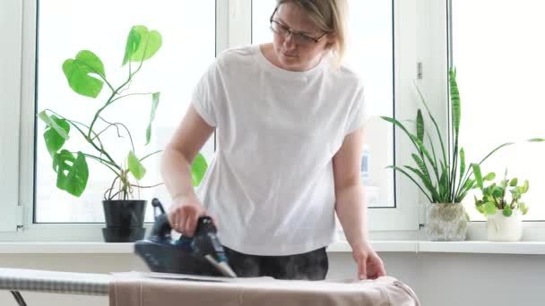 Kobieta Prasująca Jasnoróżową Bluzę Desce Prasowania Gorący Pień Żelaza Kobieta — Wideo stockowe