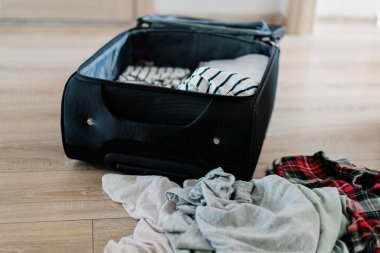 Evden çıktıktan sonra bavulları açıyorum. Yüksek kalite fotoğraf