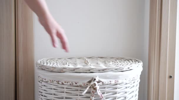 Kvinnlig Hand Satte Långärmad Shirt Tvättkorgen Högkvalitativ Film — Stockvideo