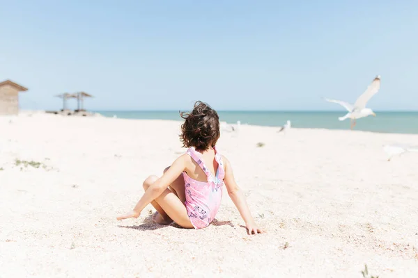 Щаслива Дівчинка Купальнику Сидить Пляжі Вдень Зйомки Стилі Життя Пастельні — стокове фото