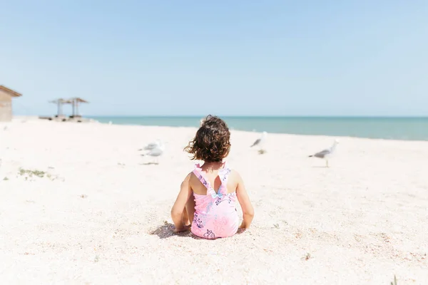 Щаслива Дівчинка Купальнику Сидить Пляжі Вдень Зйомки Стилі Життя Пастельні — стокове фото