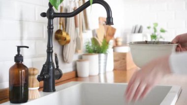 Kiraz. Kadın elleri taze kiraz meyvelerini suyla yıkıyor. Yüksek kalite 4k görüntü